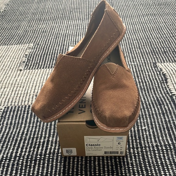 Toms Dark Amber Suede Classic Slip on New! - Picture 2 of 7